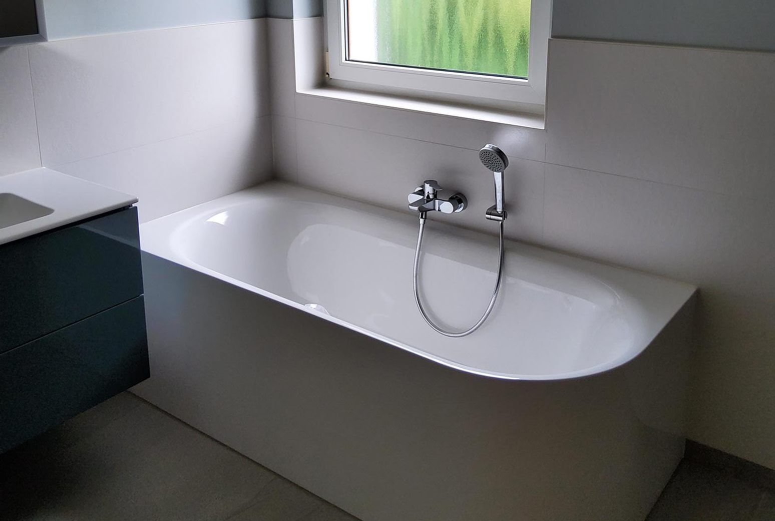 Saniertes Bad mit freistehender Wanne und Fenster